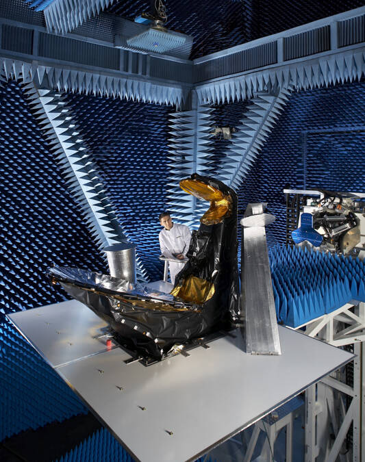 Test antenne de satelite en champ proche pour Thalès Alenia Space