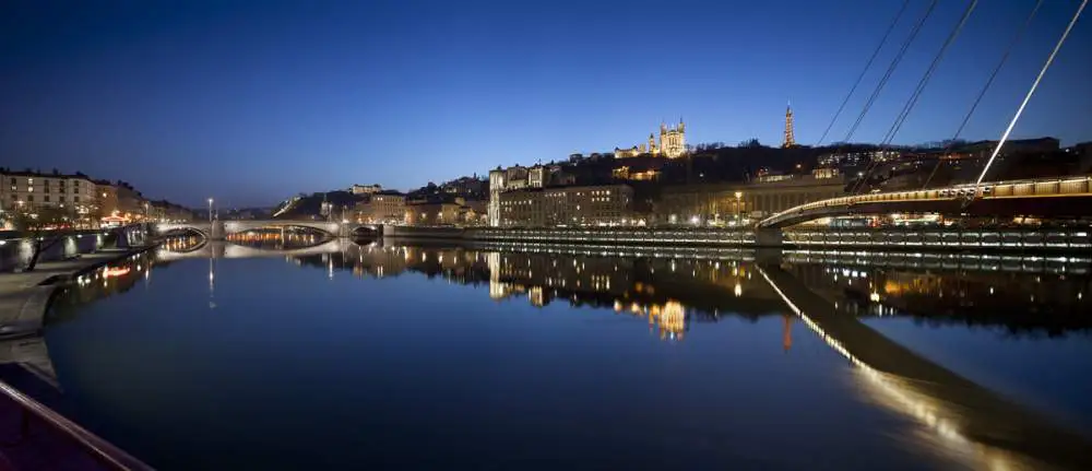 Quartier Saint Jean depuis les quais de Saône avec Fourvière en fon, Lyon