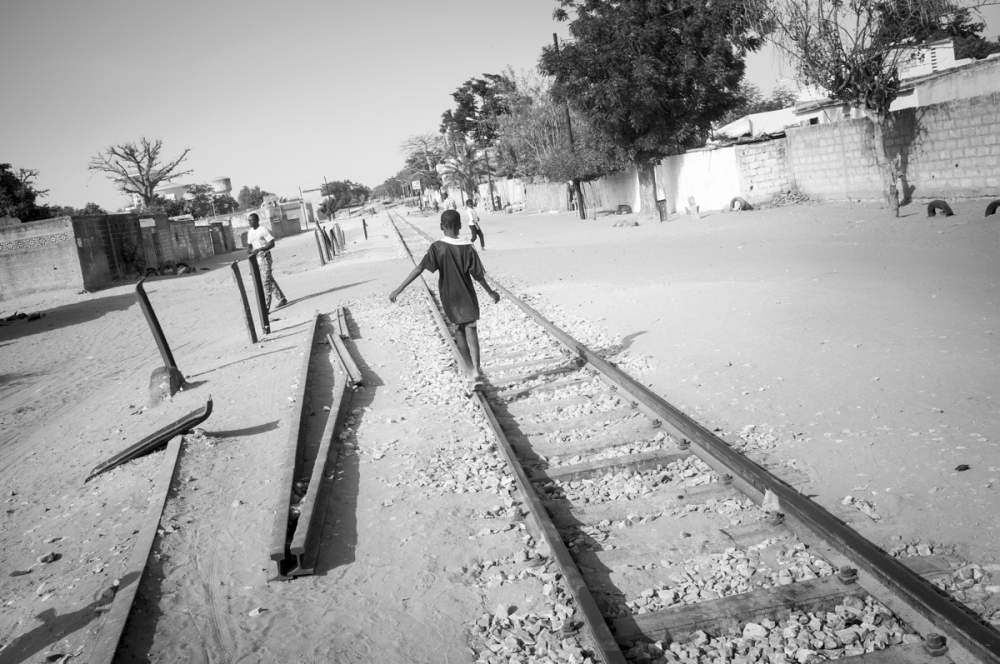Enfant marchant sur les rails à Tivaouane