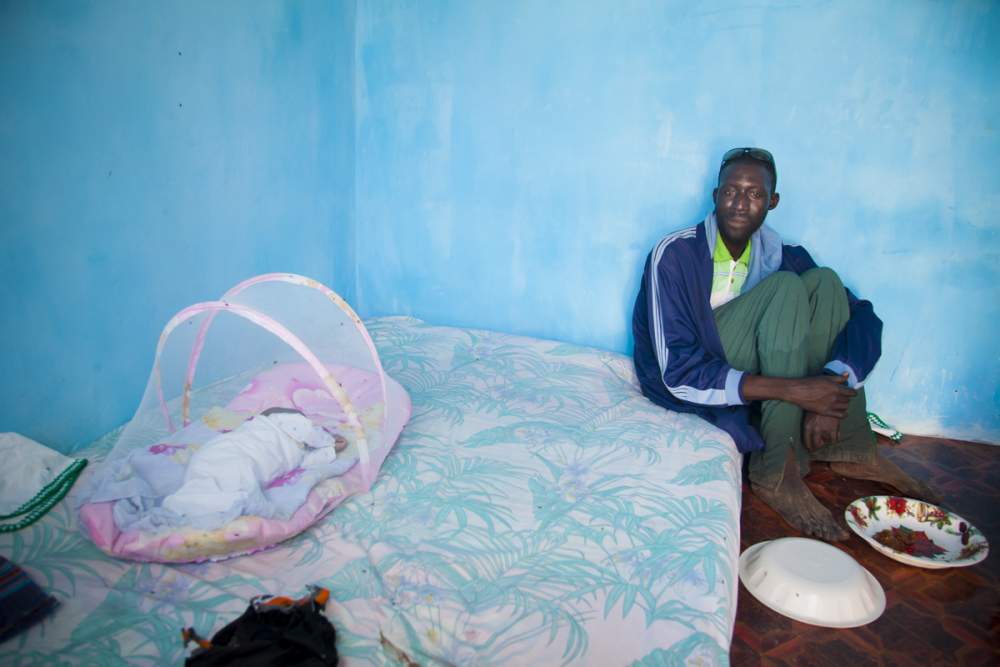 Malick le pêcheur, il vit avec sa femme et 3 de ses 9 enfants dans cette pièce de 10 m2