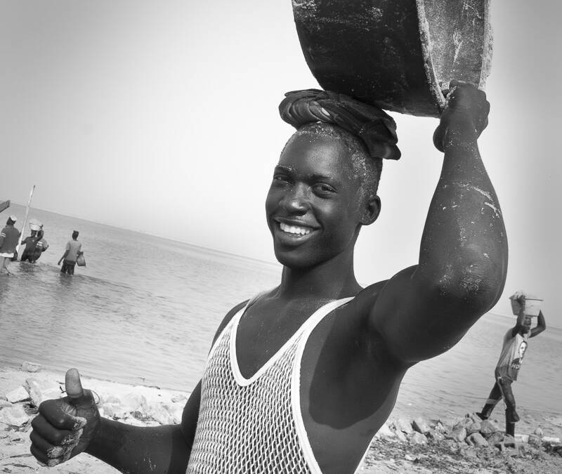 Déchargement d’une pirogue de sable à Dionewar, Delta du Sine-Saloum