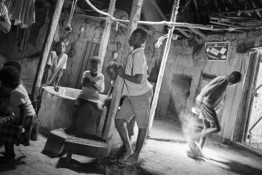 Lieu de vie de plusieurs familles, les cases à impluvium servent aussi à récupérer l'eau pluviale, si rare dans cette région désertique, Bandial, Casamance