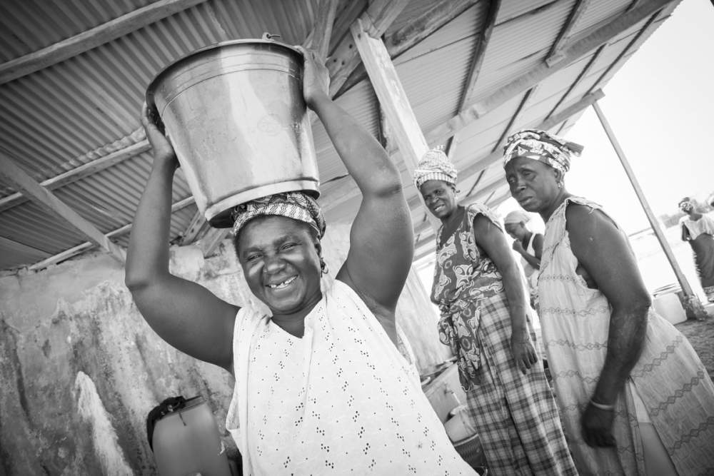 Les femmes se retrouvent chaque jour autour de ce collecteur d'eau pluvial, installé par une ONG, Bandial, Casamance