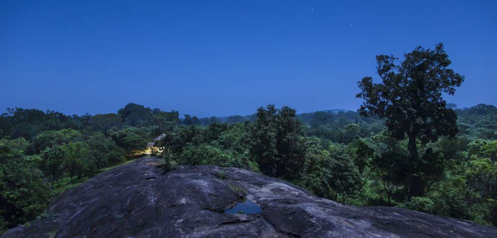 Dans la jungle de nuit, la seule case à des kilomètres à la ronde, Hurulu Eco park, Habarana