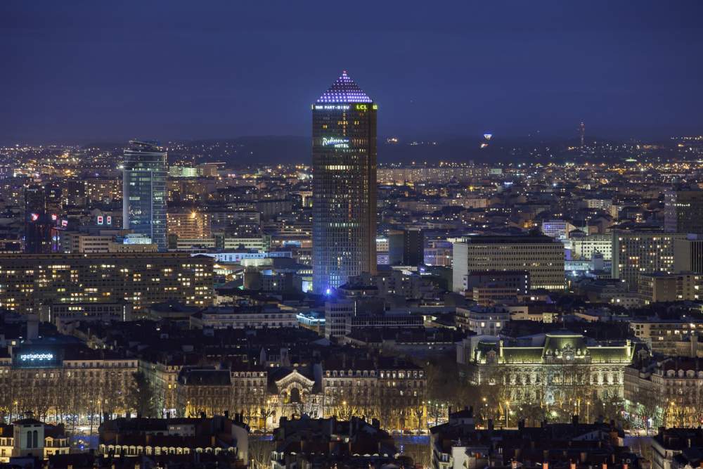 Tour Crayon à Lyon de nuit