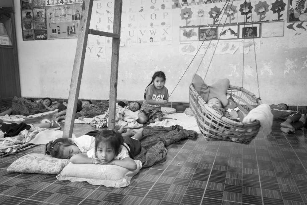 L'heure de la sieste dans une école maternelle de brousse