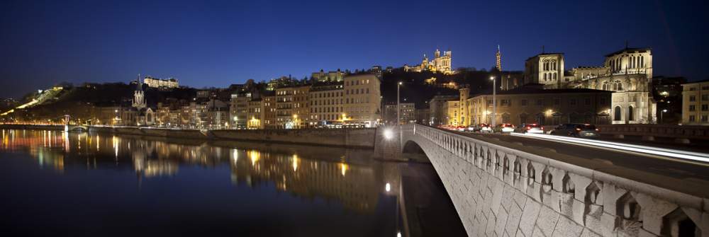 Quartier Saint Jean depuis les quais de Saône avec Fourvière en fon, Lyon by night