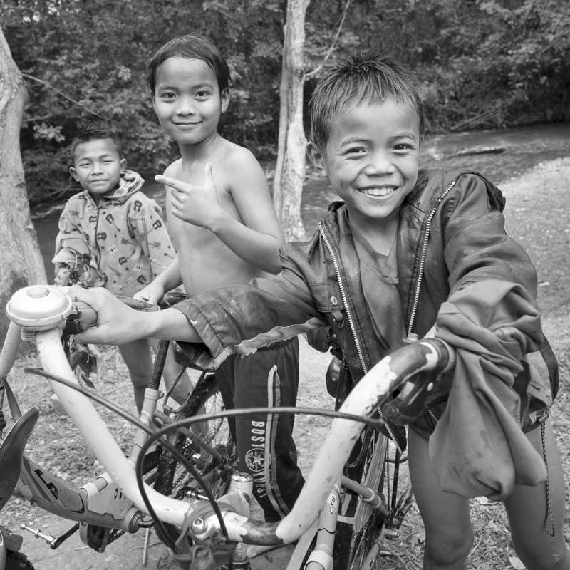 Enfants du côté de Nong Khiaw