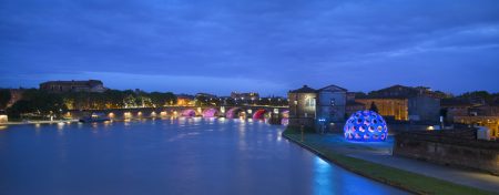 Mise en lumière par Philips du dôme de Richard Buckminster sur le Port Viguerie à toulouse by night