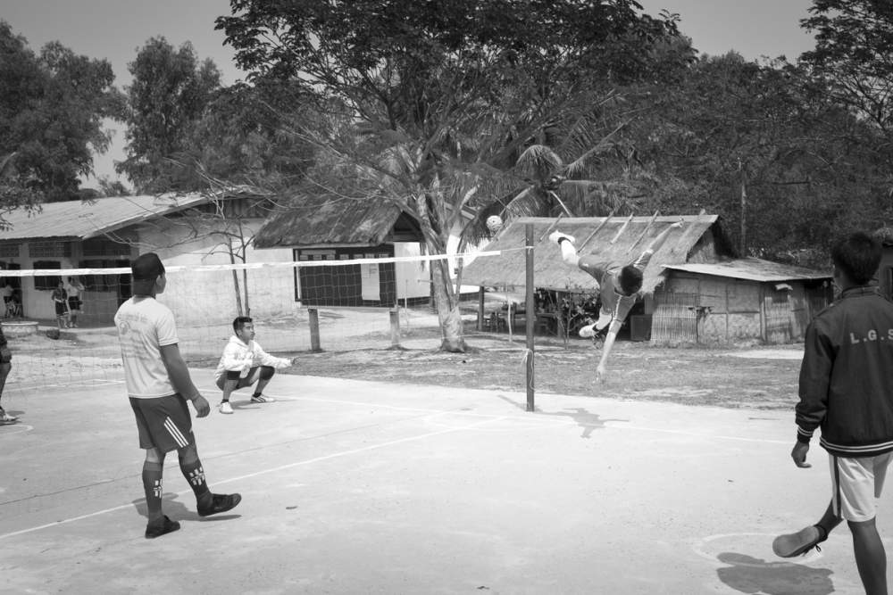 Errigé au rang de sport national, le Kataw est un mixte entre le volley vall et le football et se pratique partout