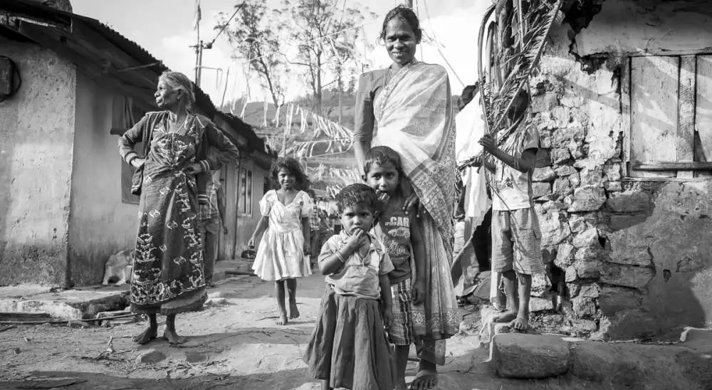 Jour férié dans un village de cueilleuses à côté de Nanu Oya