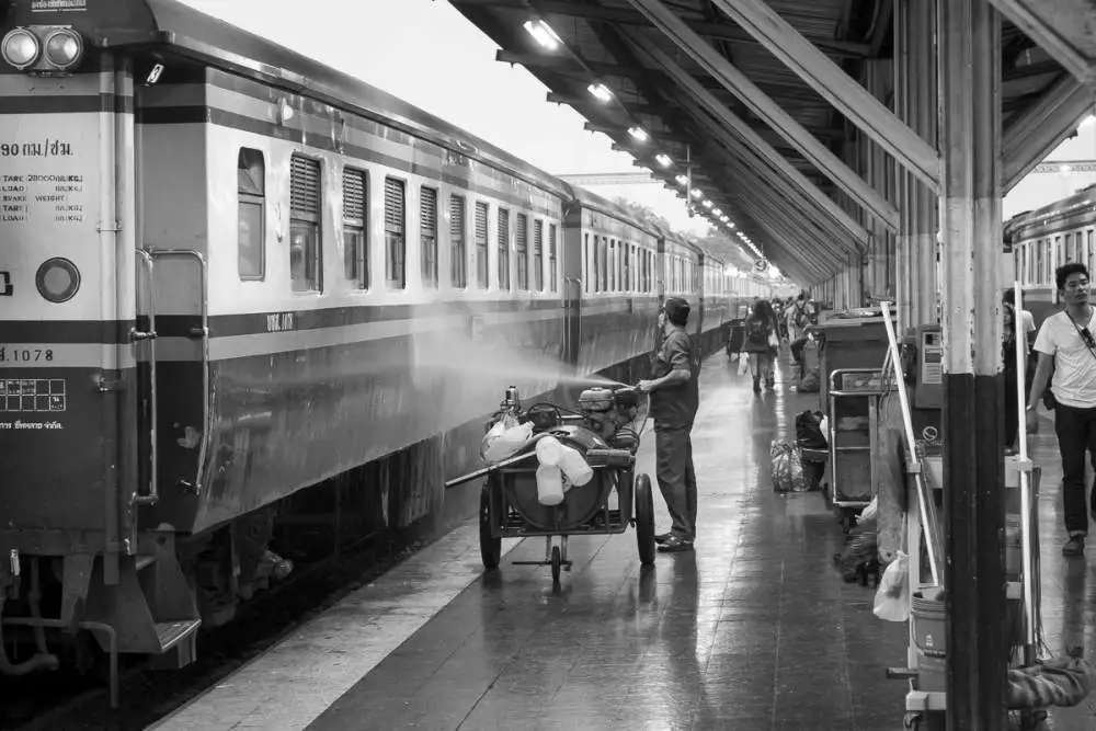 On the rail tracks, Bangkok station, Thaïland