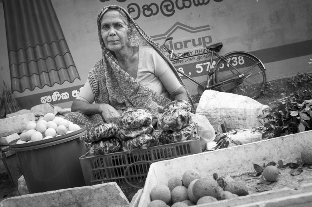 Vendeuse de fruits et légumes au marché, Sri Lanka