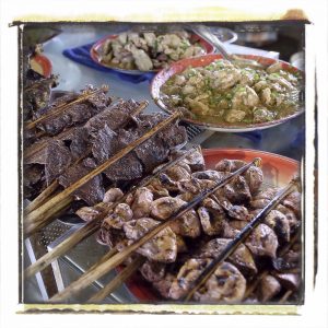 Brochettes d'abats, marché de Louang Namtha, Laos