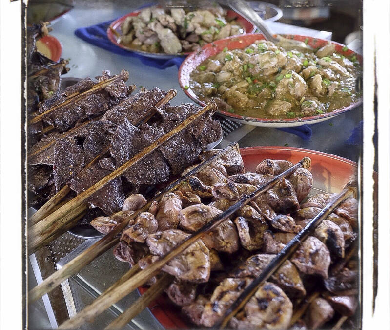 Brochettes d’abats, marché de Louang Namtha, Laos