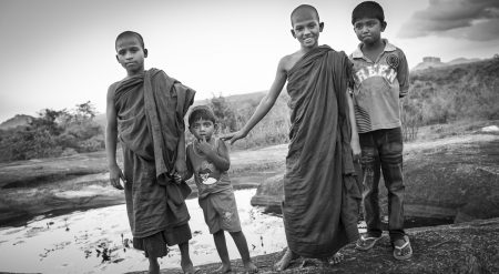 Jeunes moines en pleine brousse, Sigiriya