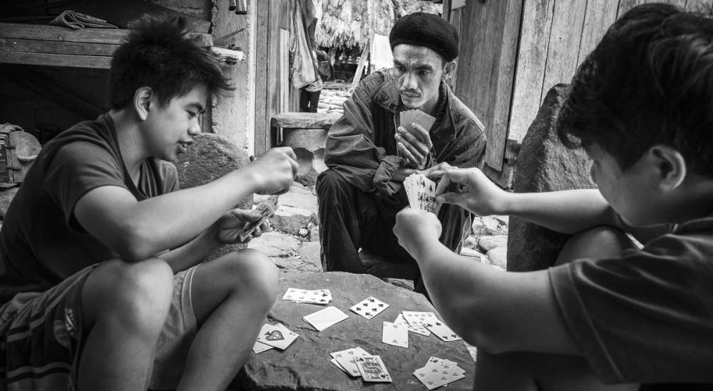 Partie de carte à Cambullo, île de Luzon, Philippines