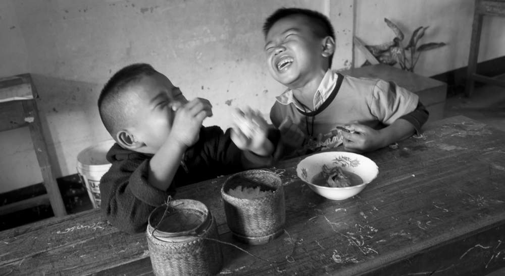 Repas de midi dans une école de brousse