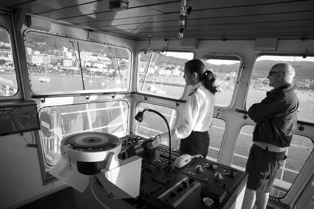 Le commandant de bord est à la manoeuvre pour mettre à quai le Girolata, sous l’oeil attentif du pilote du port d’Ajaccio