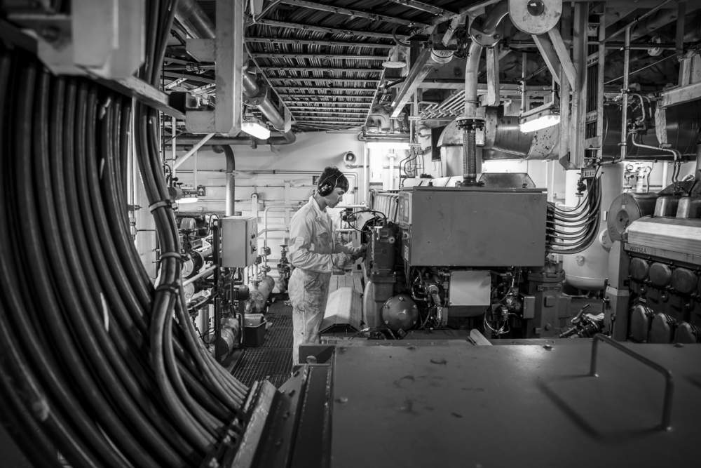 Travaux de maintenance sur les groupes electrogènes pendant l’escale