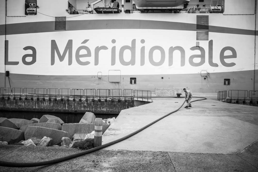 Pendant l’escale à Bastia, les matelots s’occupent de refaire le plein d’eau.