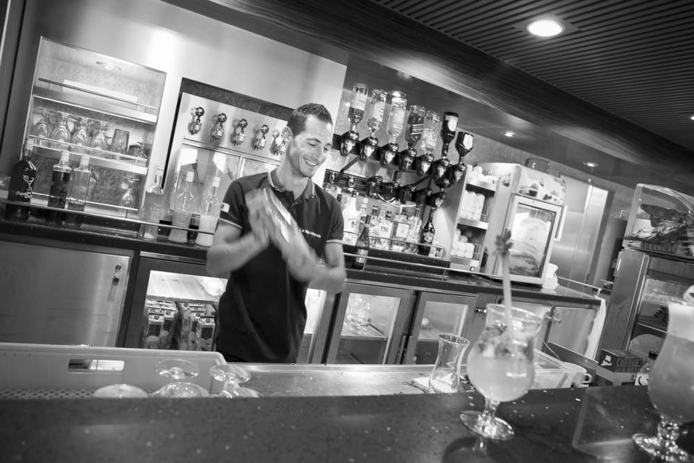 Le barman à la préparation d’un cocktail