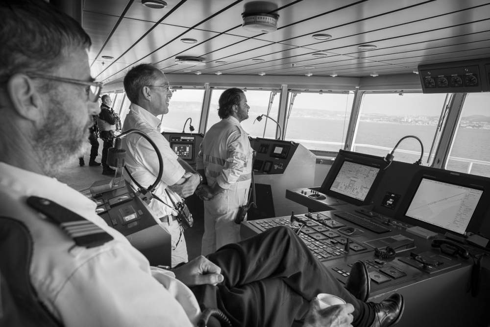 Arrivée dans le port de Marseille sous le contrôle du commandant de bord, du pilote et du premier lieutenant