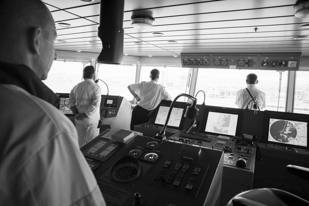 Arrivée dans le port de Marseille sous le contrôle du commandant de bord, du pilote et du premier lieutenant