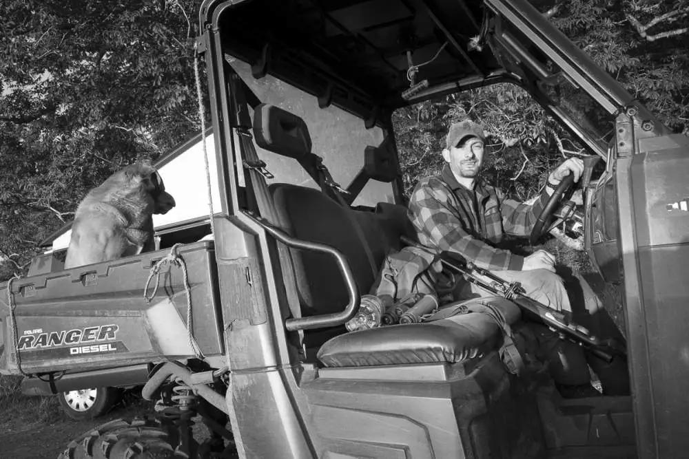 Duncan, pheasant breeder and fox hunter at night. Duncan, éleveur de faisans le jour et chasseur de renards la nuit